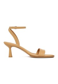 Sandale ouverte en cuir fauve avec talon évasé de hauteur moyenne et bride de cheville avec fermeture par boucle, présentée sur un fond blanc.