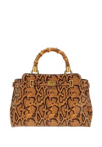 Bolso con patrón de reptiles en tonos marrón y beige, con un asa de bambú y detalles en hardware dorado, que presenta una placa con el logo en la parte frontal.