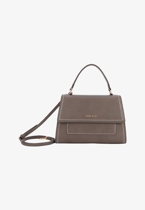 Borsa a mano in faux pelle grigia con design strutturato, manico superiore, tracolla rimovibile, cuciture bianche e un logo sul davanti.