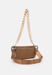 Brun syntetisk crossbody-taske med en kraftig kremfarvet kædetræk, sølvhardware og en lynlåslomme på fronten. Teksturert stoffinish.