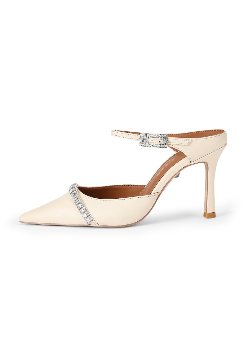 Beżowy skórzany but z ostro zakończonym czubkiem, paskiem wokół kostki i zdobieniem z cyrkonii z przodu. Posiada obcas typu szpilka i gładką fakturę.