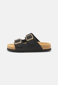 Svarte flip-flops med to justerbare stropper, gullspenner, en kork innebygd såle og teksturert gummisåle for bedre grep.
