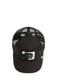 Sort baseball cap med mesh bag, prydet med en lap med et panthers hoved. Solid frontmateriale med teksturerede mesh detaljer på siderne.