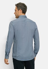 Kariertes Button-Up Hemd in Blau und Weiß, mit langen Ärmeln, spitzem Kragen und Standardmanschetten. Aus einem Baumwoll-Mischgewebe mit strukturierter Passform.