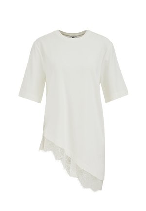 Bela asimetrična bluza s kratkimi rokavi, okroglim ovratnikom in čipkastim robom vzdolž poševnega roba.