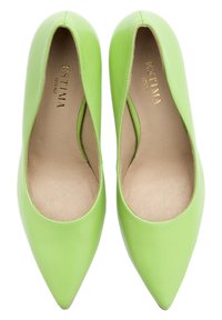 Zielone skórzane szpilki z ostrym noskiem o gładkim wykończeniu i minimalnych detalach. Wnętrze wykończone beżową podszewką z nadrukowaną złotą nazwą marki.