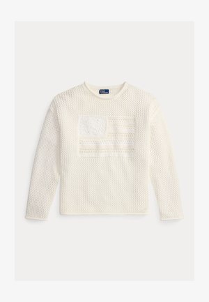 Biały dzianinowy sweter z długim rękawem, z teksturowanym wzorem amerykańskiej flagi na klatce piersiowej oraz metką Polo Ralph Lauren wewnątrz kołnierza.