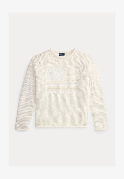 Λευκό πλεκτό πουλόβερ με μακριά μανίκια και υφασμένο μοτίβο αμερικανικής σημαίας στο στήθος, με ετικέτα Polo Ralph Lauren στην εσωτερική πλευρά του γιακά.