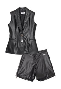 Gilet in finta pelle nera con rever a punta e chiusura a un bottone, abbinato a pantaloni corti coordinati con tasche con cerniera.