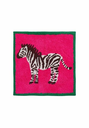 Quadratischer rosa Teppich mit grünem Rand und einem schwarz-weiß gestreiften Zebra, das in der Mitte nach links schaut.