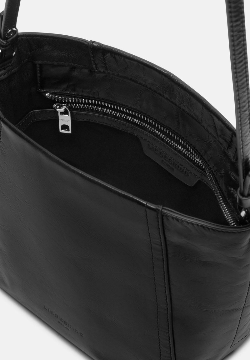Schwarze Lederhandtasche mit glatter Textur, ausgestattet mit einer Reißverschlusstasche und einem markierten Innenetikett. Strukturiertes Design mit stabilen Griffen.