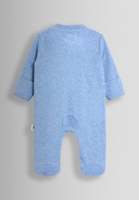 Světle modrý kojenecký overal z měkké bavlny. Má dlouhé rukávy, kulatý výstřih a zapínání na druky ve spodní části pro snadné oblékání.