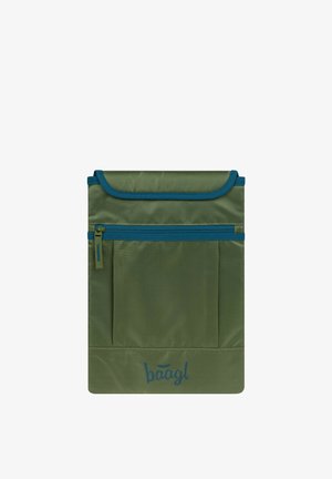 Grüne Stofftasche mit blauem Reißverschluss und Besatz, Vordertasche und „baagl“-Logo unten in der Mitte.