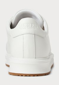 Bijele kožne tenisice s glatkom teksturom, uz udobnu bočnu oblogu i otisnutim logom na peti. Gumeni potplat sa smešnim uzorkom.