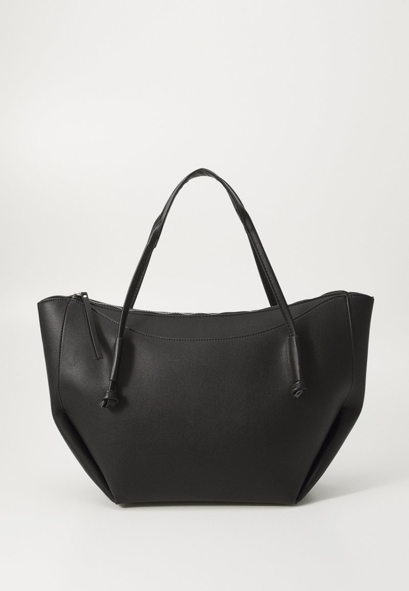 Svart läder tote-väska med dubbla handtag, dragkedjestängning och en strukturerad, bred botten. Har en slät yta och minimal sömnad.