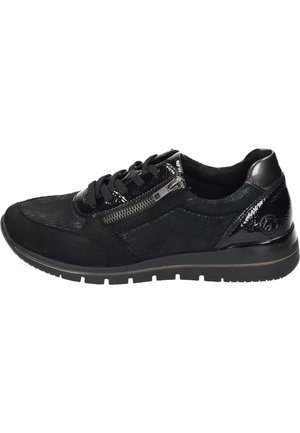 Zwarte suède sneaker met een glanzend lakleren accent, zijrits detail en een gestructureerde rubberen zool met contrasterende secties.