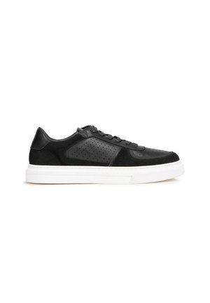 Trainers - black