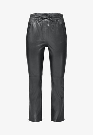 Pantalons en cuir noir avec une ceinture élastique confortable, des détails de cordon de serrage et des poches latérales. Texture lisse avec une coupe ajustée.