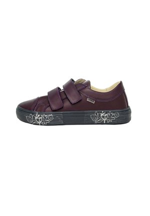 Lila Leder-Sneaker mit zwei Klettverschlüssen und weißen Blumenmotiven auf der schwarzen Gummisohle, Seitenansicht auf weißem Hintergrund.