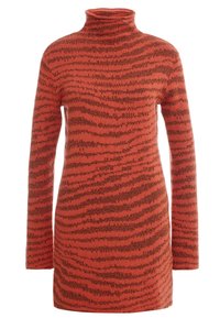 Pull à col roulé à manches longues rayé orange et marron avec un motif en tricot texturé.