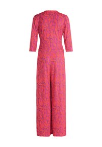 Roze jumpsuit met een zwierige paarse print, voorzien van driekwart mouwen en een recht model, gemaakt van lichte stof.