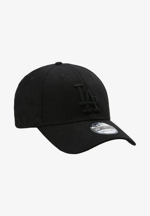 Fekete pamut baseball sapka texturált felülettel. Hímzett "LA" logóval és ívelt napellenzővel rendelkezik. Tartalmazza a méretcímkét.