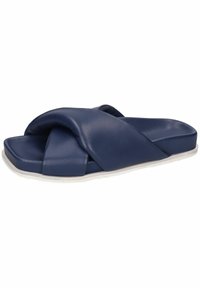 Marineblauwe slide-sandaal met crisscross-ontwerp, gemaakt van zacht synthetisch materiaal, met een dikke witte zool en open teen.
