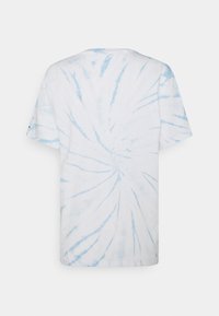 Camiseta de algodón en blanco con un patrón de tinte anudado en espiral de color azul claro. Mangas cortas, escote redondo y textura suave. Vista trasera únicamente.
