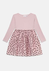 Abito per bambini lungo e rosa con maniche lunghe, top in maglia a coste e gonna arricciata con macchie a forma di cuore nere.