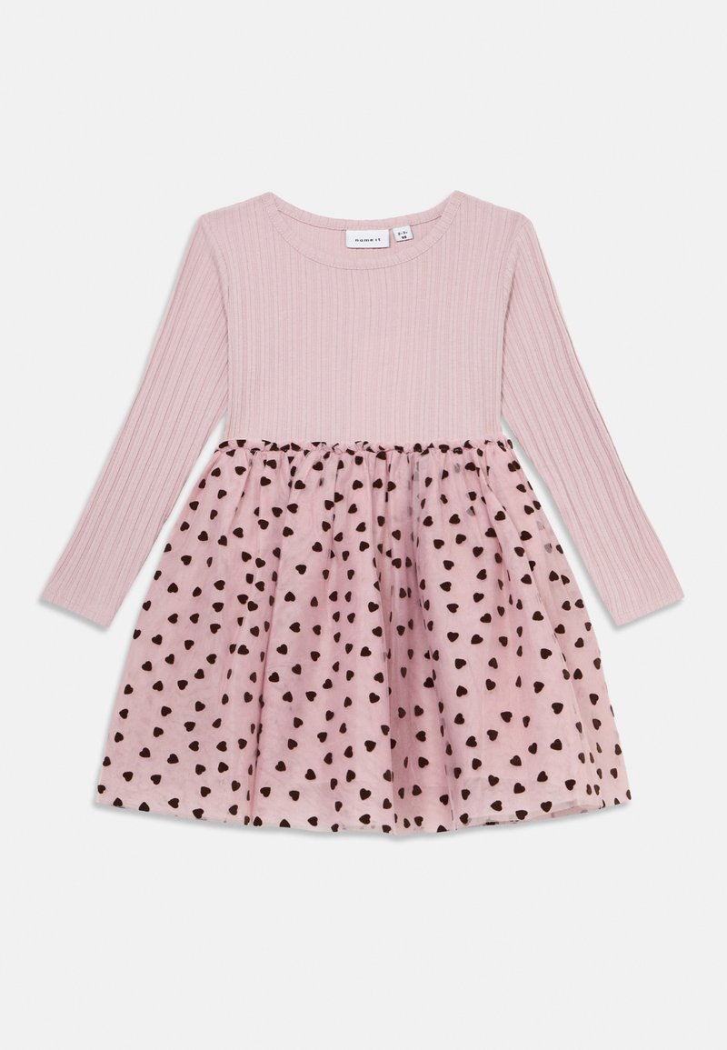 Rosa Langarm-Kleid für Kleinkinder mit geripptem Oberteil und gerafftem Rock, der mit schwarzen herzförmigen Flecken verziert ist.