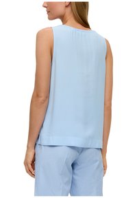 Canottiera leggera blu chiaro senza maniche con una vestibilità rilassata, texture morbida e scollo rotondo; presenta un retro leggermente arricciato per un effetto drappeggiato.