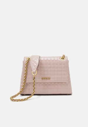 Sac bandoulière matelassé rose clair avec des quincailleries dorées et une bandoulière en chaîne. Il dispose d'une fermeture à rabat et d'un logo de marque embossé à l'avant.