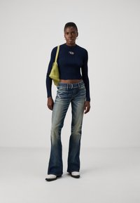 Diesel D-HUSH - Platėjantys džinsai - 01