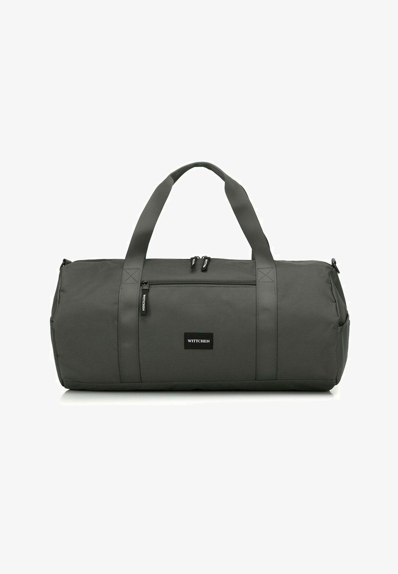 Borsone grigio realizzato in tessuto resistente, dotato di due manici superiori, una tasca con cerniera e una toppa con logo sul davanti.