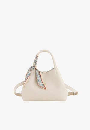 Sac à main en cuir crème avec poignée supérieure, bandoulière ajustable et foulard à motif floral noué autour de la poignée.