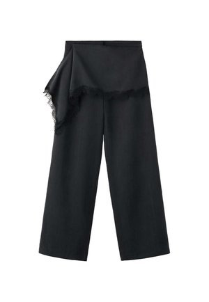 Czarne spodnie o szerokich nogawkach z asymetrycznym koronkowym nakładanym elementem ułożonym w fałdy na lewej stronie w talii.