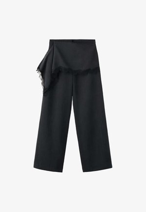Pantalon noir à jambes larges avec un overlay asymétrique bordé de dentelle drapé à la taille côté gauche.
