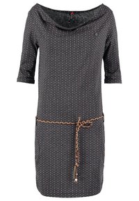 Robe gris foncé avec petits pois blancs et rouges, manches trois-quarts, large encolure et ceinture marron tressée nouée à la taille.