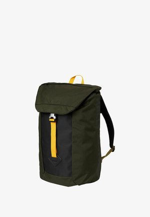 Sac à dos vert et noir avec rabat, sangle d'accent jaune, tissu texturé et détail en patch diamant sur le côté. Bretelles réglables.