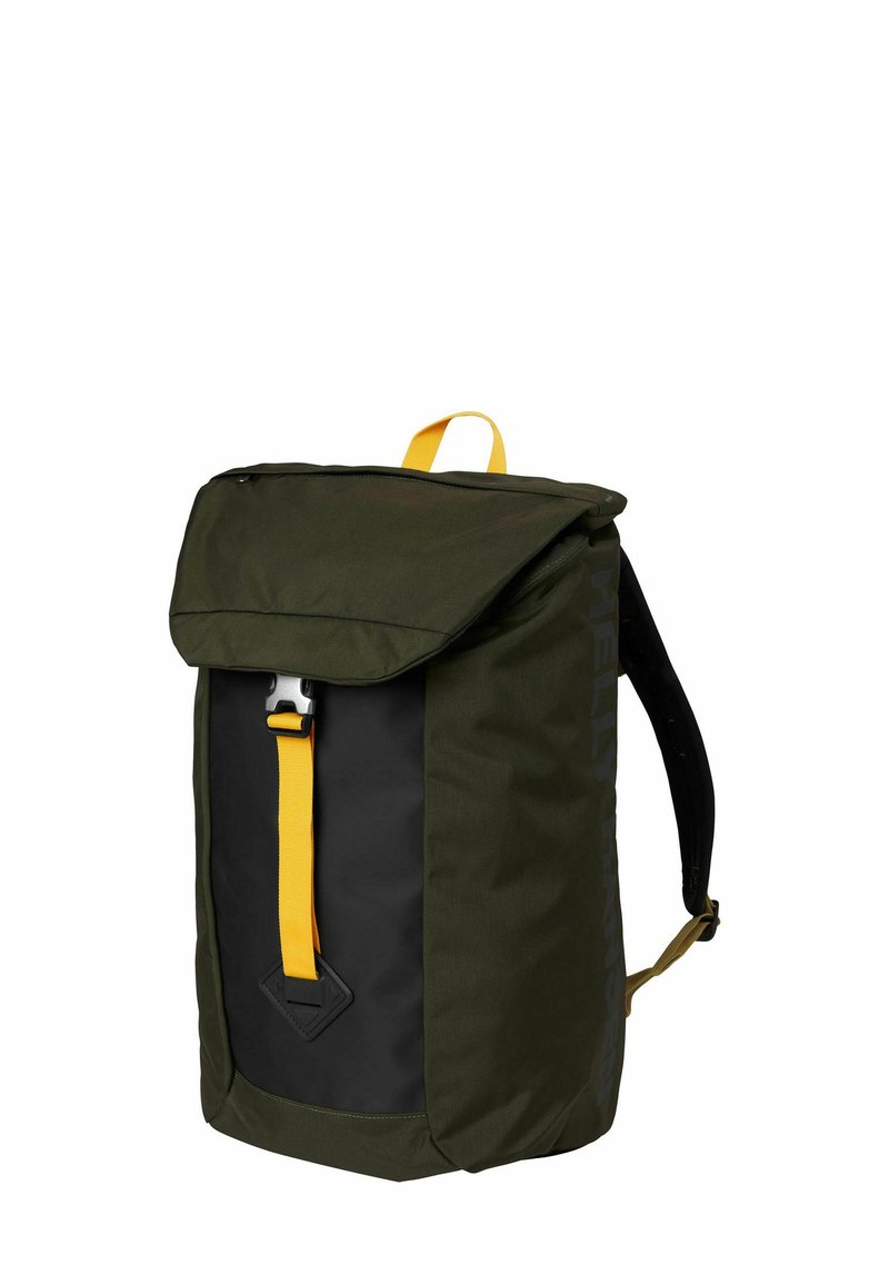 Sac à dos vert et noir avec rabat, sangle d'accent jaune, tissu texturé et détail en patch diamant sur le côté. Bretelles réglables.