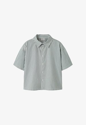 Kortærmet skjorte med knapper, lodrette grå og hvide striber og en spids krave.