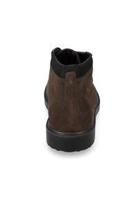 Stivale a caviglia in suede marrone con collarino elastico nero e suola in gomma. Presenta un design cucito e una punta arrotondata. Vista posteriore mostrata.