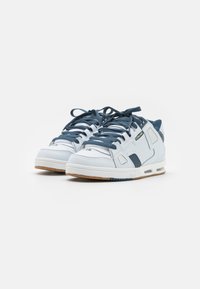 Globe SABRE - Trainers - white/blue