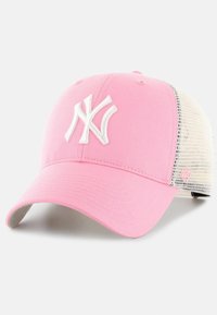 Rózsaszín baseballsapka fehér hímzett "NY" logóval, ívelt töréssel és hálós háttal a légáteresztés érdekében. Szilárd rózsaszín elülső része és világos színű hálós anyaga van.