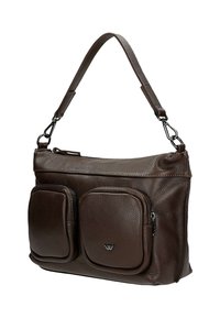 Borsa a tracolla in pelle marrone con due tasche anteriori con zip, superficie testurizzata e tracolla regolabile. Presenta un logo discreto nella parte inferiore.