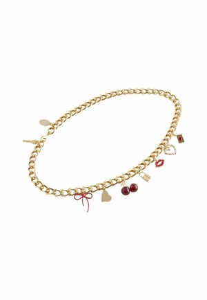 Goldfarbene Kettenhalskette mit verschiedenen Charms, darunter ein rotes Schleifenmotiv, Herz, Kirsche und Lippen. Glatte Textur mit glänzendem Finish.
