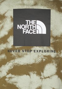 The North Face REDBOX TEE - T-shirt estampada - military olive