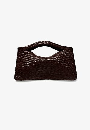 Gewebte, dunkelbraune Handtasche mit einzigartiger Form, ausgestattet mit einem Ausschnittgriff und glatter Textur, ideal für einen modernen Stil.