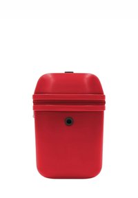 Valigia rigida rossa con superficie texture, parte superiore arrotondata, chiusura con zip e dettaglio nero di ventilazione sul davanti.