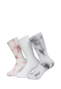 Trzy pary skarpetek załogowych: jedna w różowym tie-dye, jedna w jednolitym białym kolorze, i jedna w szarym tie-dye, z prążkowanymi mankietami i miękkim materiałem.